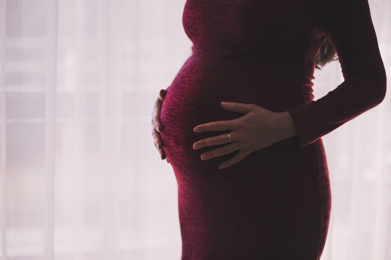Servidora comissionada gestante: tenho direito à estabilidade e licença-maternidade?