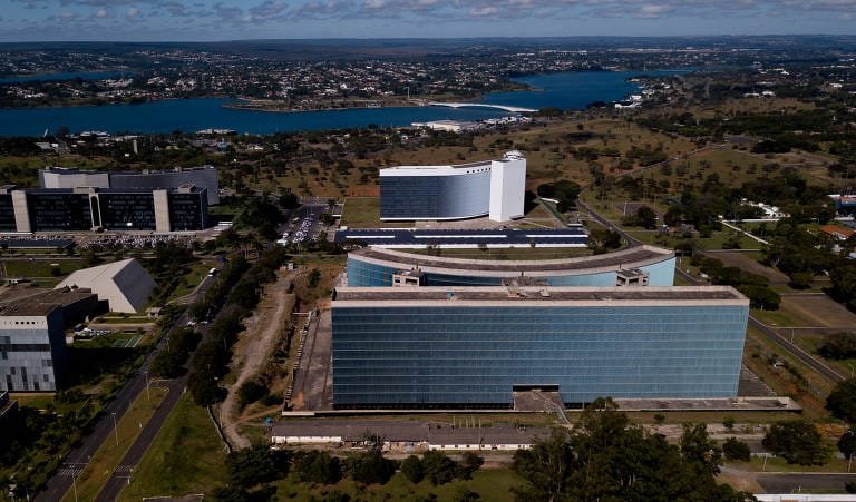 Servidora com TEA mantém teletrabalho após decisão do TRF1. Entenda a remoção por motivo de saúde e o que fazer no seu caso.